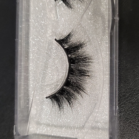 Strip Eyelash Extensions by Unlimitedlash "WIFEY" (One Pair) - Picture 4 of 4